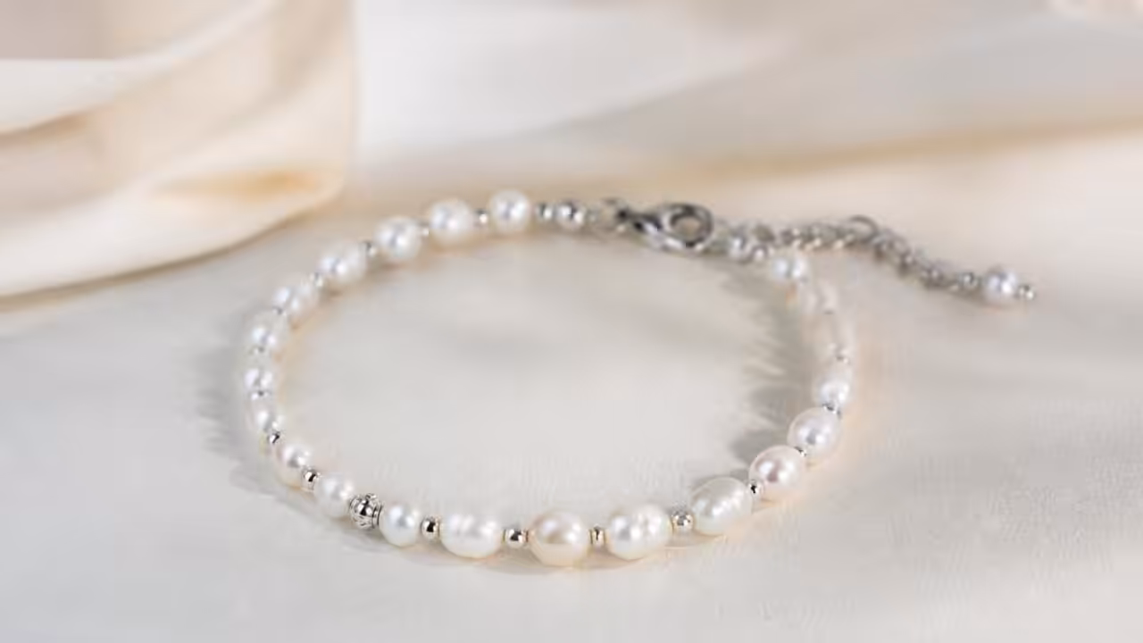 découvrez le bracelet blanc oxana, un bijou élégant et raffiné, parfait pour sublimer toutes vos tenues avec délicatesse et style.