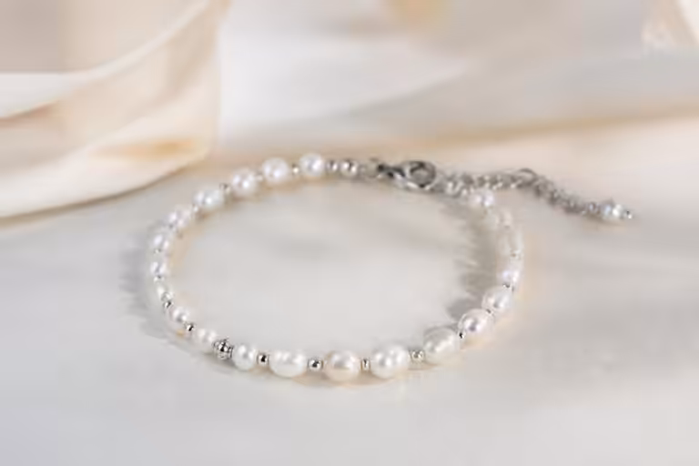 découvrez le bracelet blanc oxana, un bijou élégant et raffiné, parfait pour sublimer toutes vos tenues avec délicatesse et style.