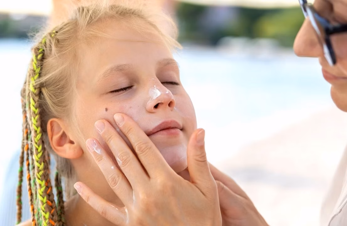 Crème solaire visage pour peau grasse : comment choisir la meilleure protection