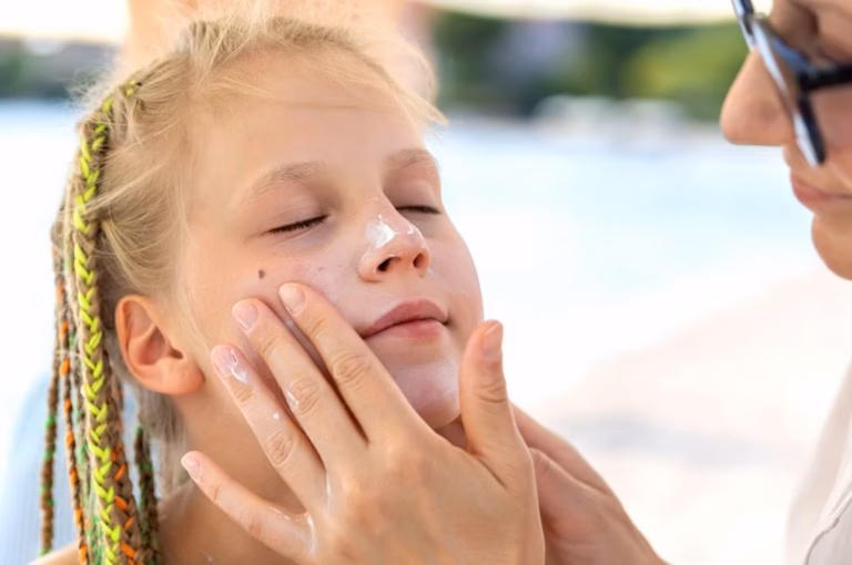 Crème solaire visage pour peau grasse : comment choisir la meilleure protection
