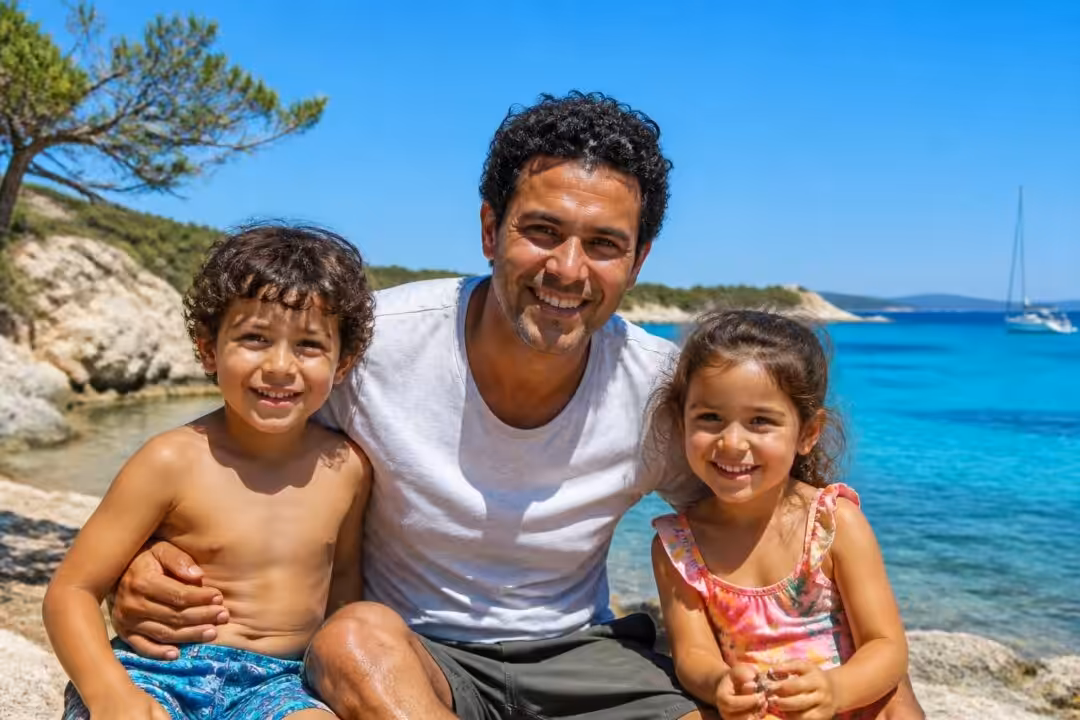 découvrez jamel debbouze en famille lors de leurs vacances en sardaigne avec ses enfants léon et lila, des moments complices et inoubliables.