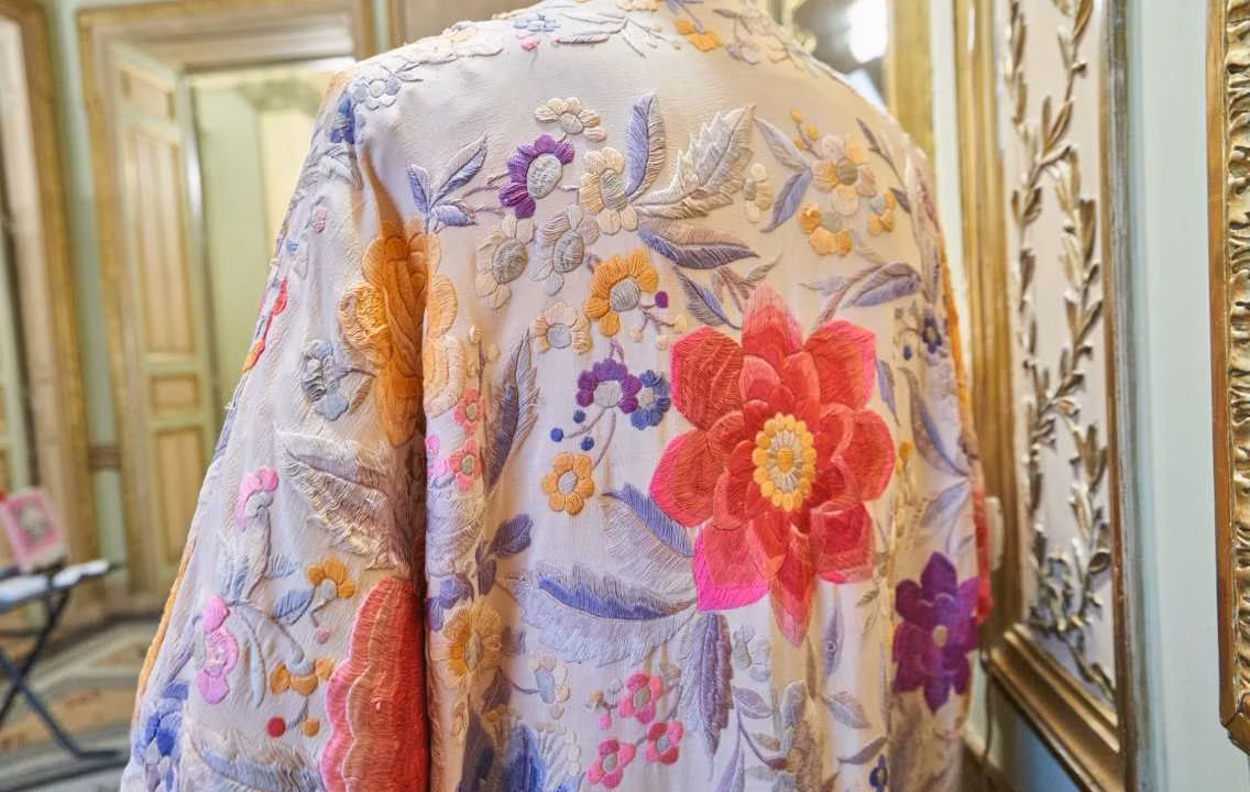 Cette robe Desigual à moins de 100€ affiche un style dix fois plus luxueux