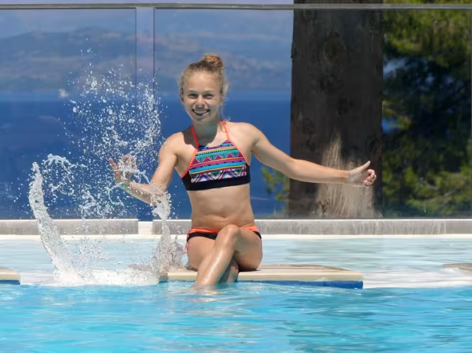 En 2026, le slip de bain dépasse le style italien : entre mode et sport, il séduit toute une génération